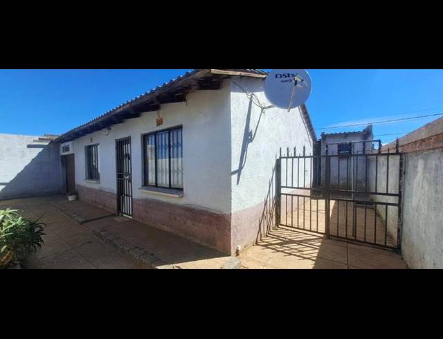 2 BEDROOM HOUSE FOR SALE IN STRETFORD